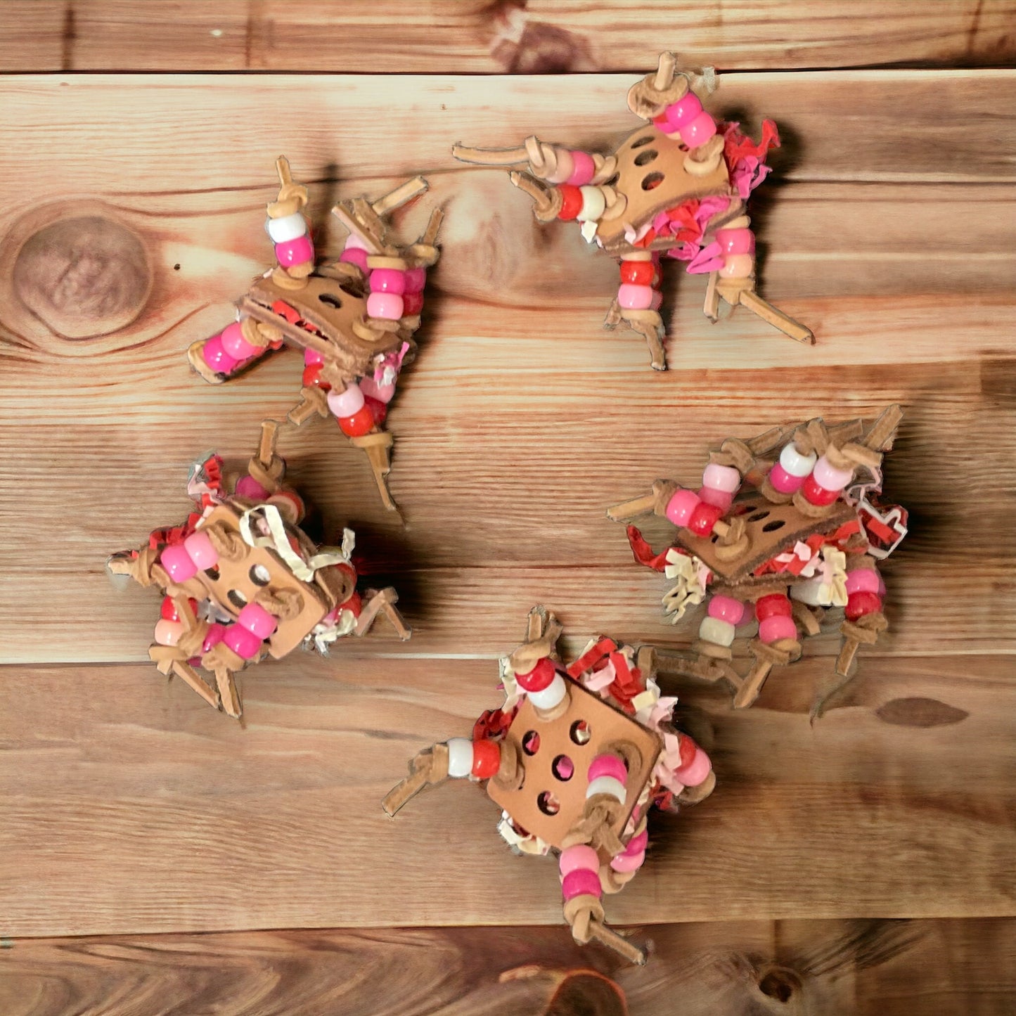 Valentijn Leren gaten voetspeeltje - Parrot and Bird Supplies